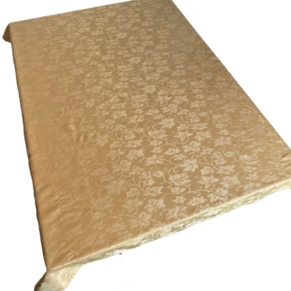 No-Iron, No-Stain Table Cloth - Picture 2 of 5